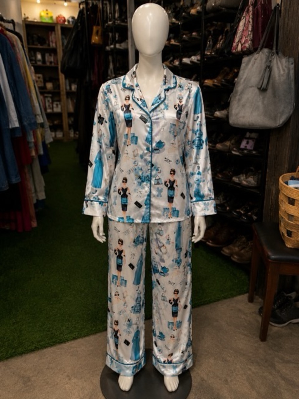 Breakfast At Tiffany's Print Pajama Set Size M